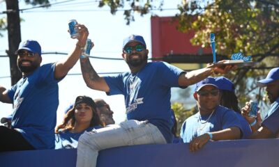 Un país azul acompaña al Licey en la caravana del triunfo