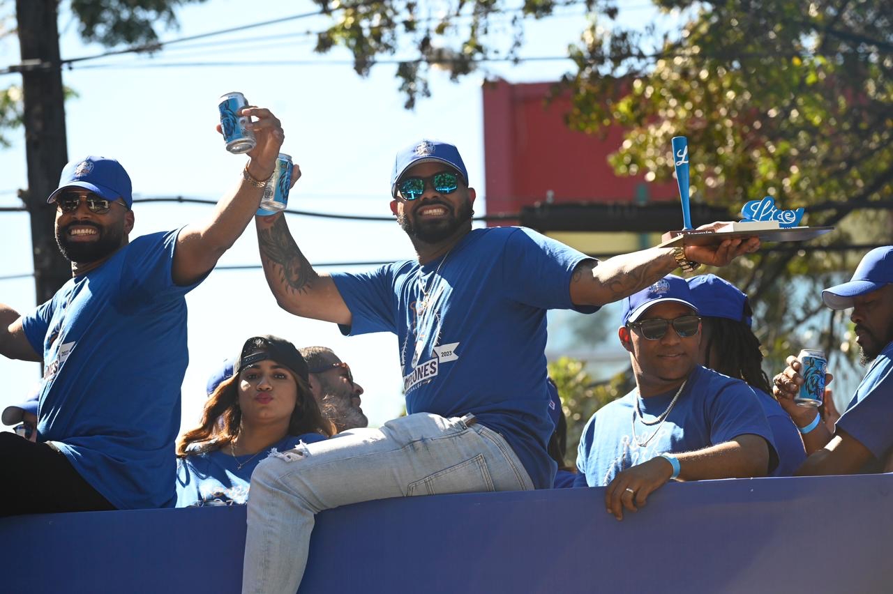Un país azul acompaña al Licey en la caravana del triunfo