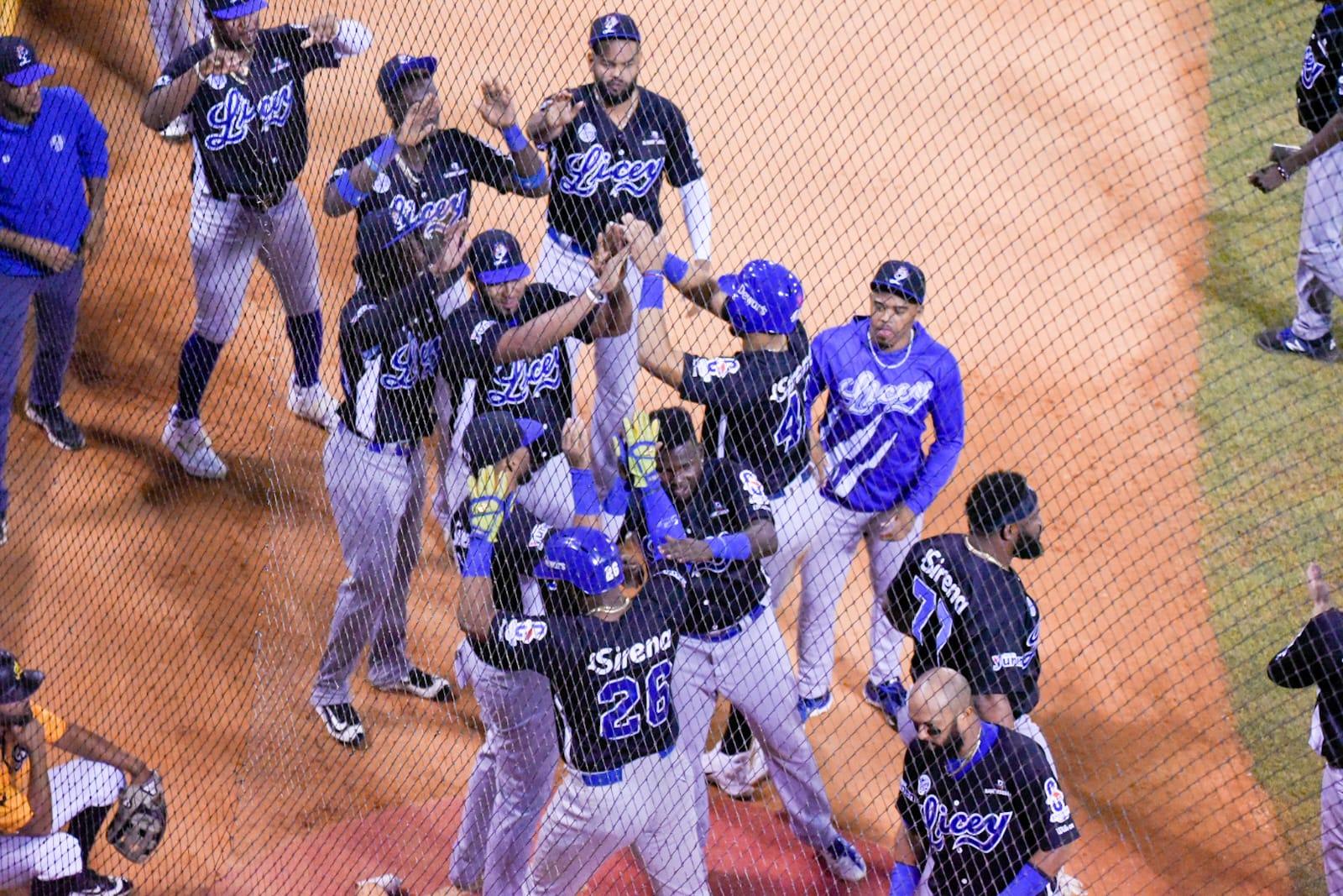 Hall y Barrera lideran a los Tigres a derrotar a las Águilas