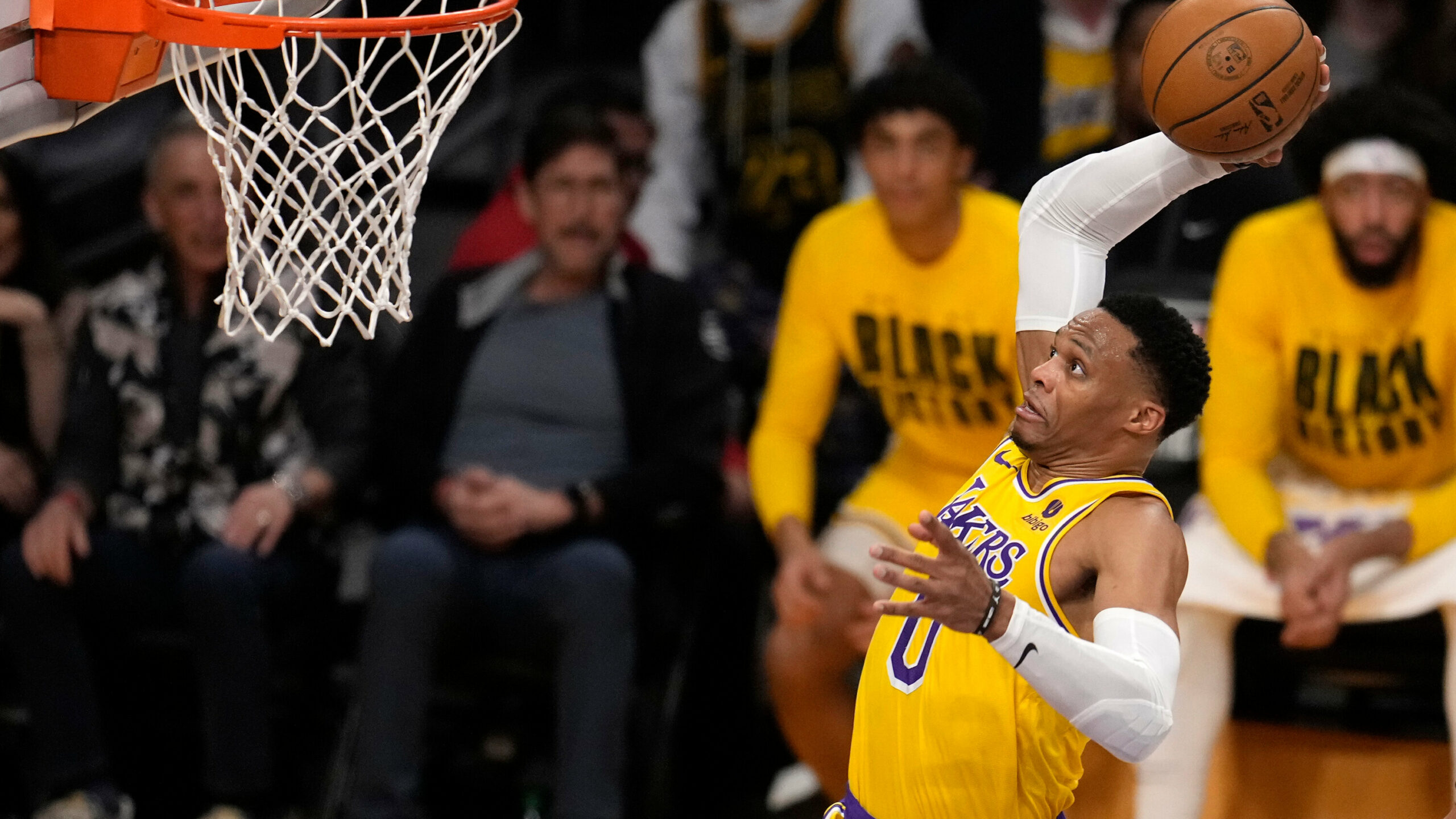Lakers cambian a Westbrook en un acuerdo de 3 equipos